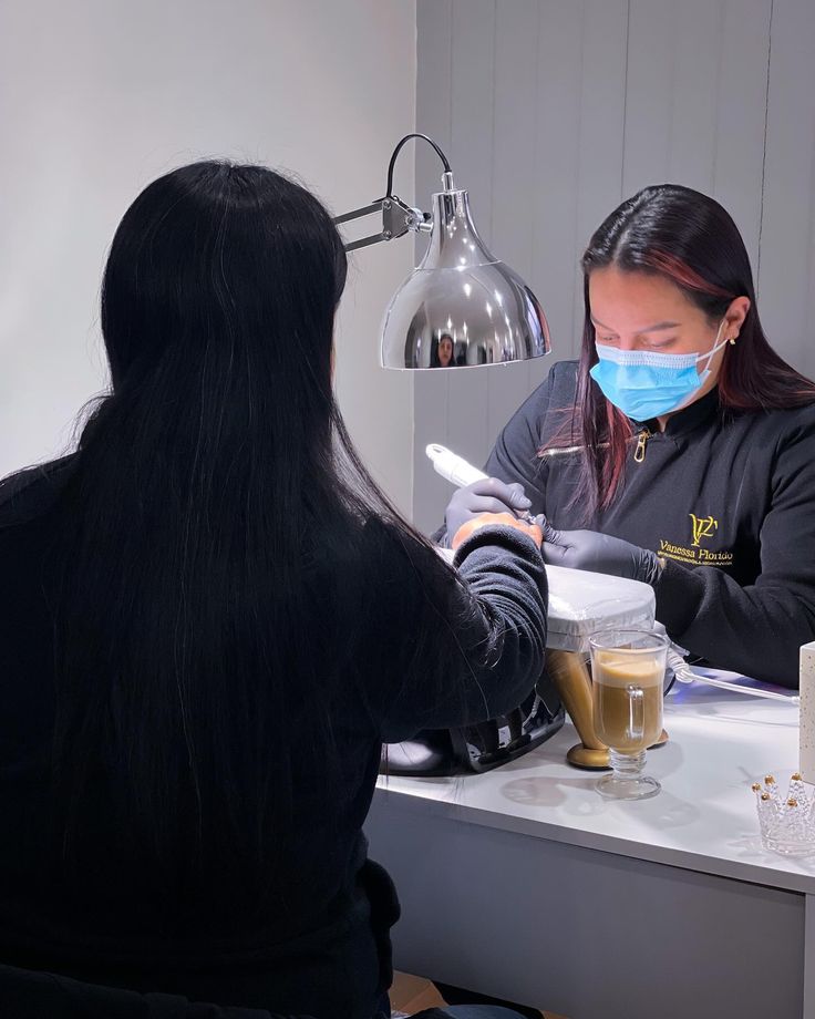 Atendiendo sus uñas con paciencia y creatividad